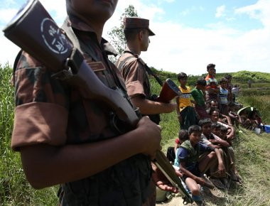 Στα πρόθυρα ανθρωπιστικής κρίσης η Μιανμάρ- Μαίνονται οι συγκρούσεις Στρατού και των Ροχίνγκια